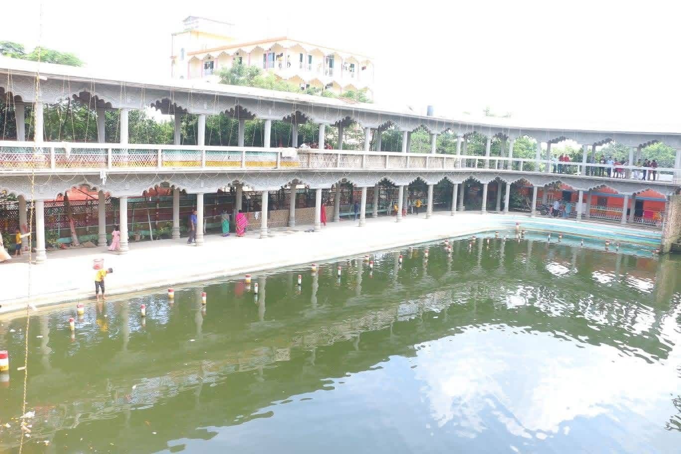 নেহালপুর আশ্রমের পুকুরঘাট ও বারান্দা