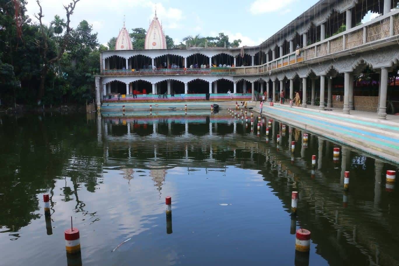 বাসুদেব যোগাশ্রমের পুকুর, দোতলা খিলান-বারান্দা ও মন্দিরের চূড়া